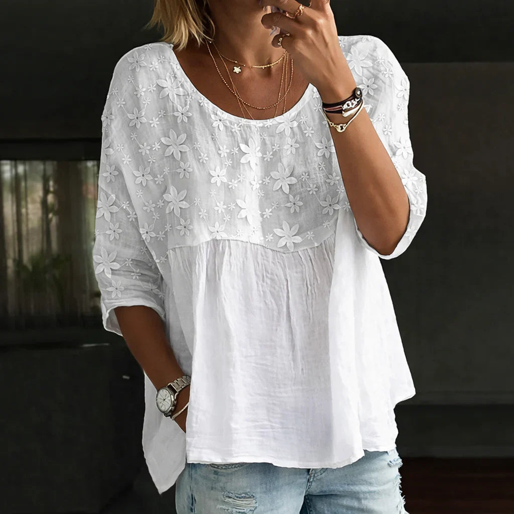 Blusa patchwork con flores bordadas de estilo bohemio, diseñada por Isabel y Miguel Madrid, con detalles de bordado en tela ligera.