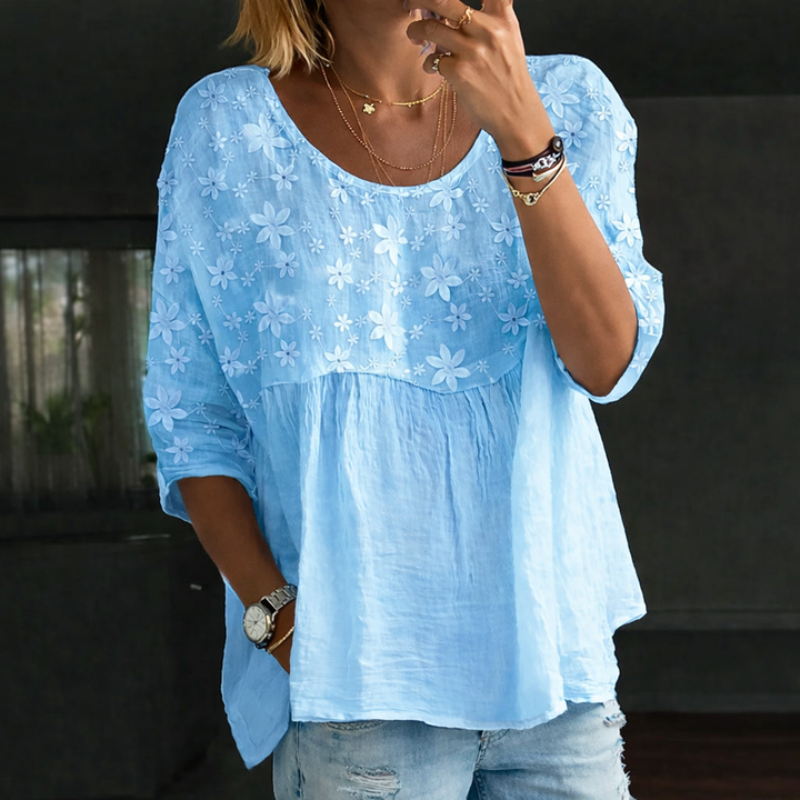 Blusa patchwork con flores bordadas de estilo bohemio, chemisier de Isabel y Miguel Madrid con bordado detallado.