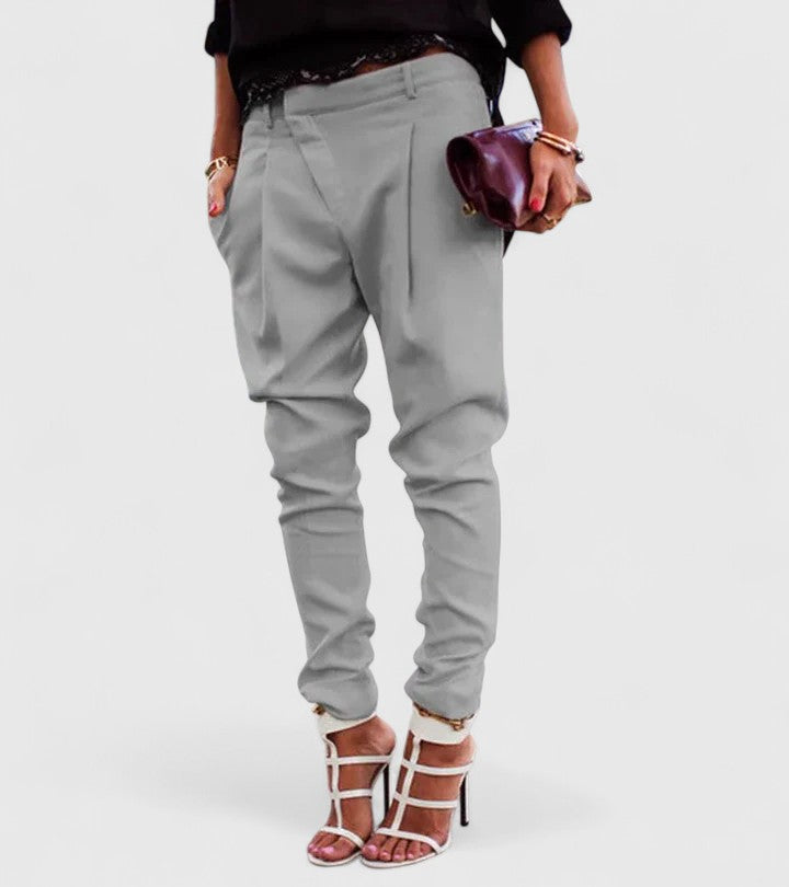 Pantalones AURDONNA de Isabel y Miguel Madrid, estilo chic, en color neutro, con diseño moderno y ajuste cómodo.