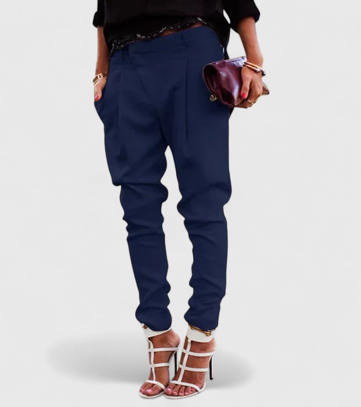 Pantalones AURDONNA de Isabel y Miguel Madrid, estilo chic, en color neutro, con diseño moderno y corte ajustado.