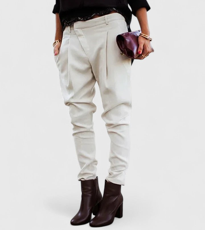 Pantalones AURDONNA de Isabel y Miguel Madrid en color chic, con diseño elegante y detalles modernos, en tonos neutros.