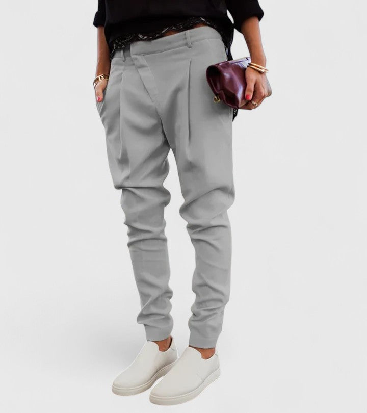 Pantalones AURDONNA de Isabel y Miguel Madrid, estilo chic, en color neutro, con diseño moderno y ajuste cómodo.
