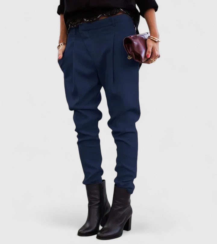 Pantalones AURDONNA de Isabel y Miguel Madrid, estilo chic, en color neutro, con corte elegante y detalles modernos.