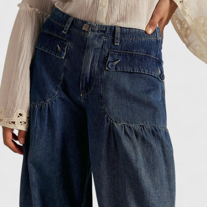 Pantalones chic Lani™ de Isabel y Miguel Madrid, con diseño elegante y detalles modernos, en tono neutro y corte ajustado.