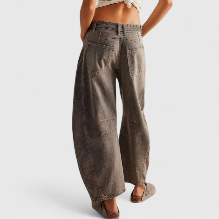 Pantalones amplios y cómodos Isabel y Miguel Madrid en color gris, con estilo relajado y cintura elástica, vista frontal.