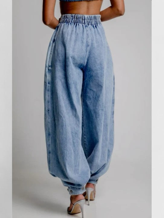 Jeans de cintura alta para mujer Isabel y Miguel Madrid, con estilo balloon y detalles en la parte trasera.