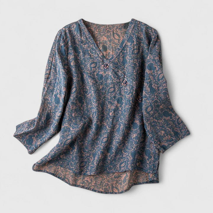 Isabel y Miguel Madrid Solene comfortable blouse in soft fabric, featuring a relaxed fit and classic style, shown on a model.