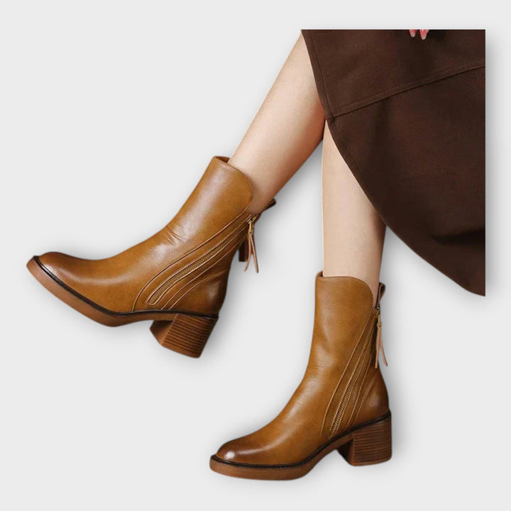Ángela | Botines Con Línea Elegante Y Detalle De Cierre - Carlos Hernández Madrid