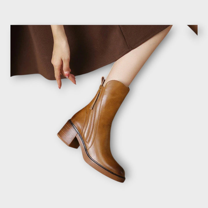 Ángela | Botines Con Línea Elegante Y Detalle De Cierre - Carlos Hernández Madrid
