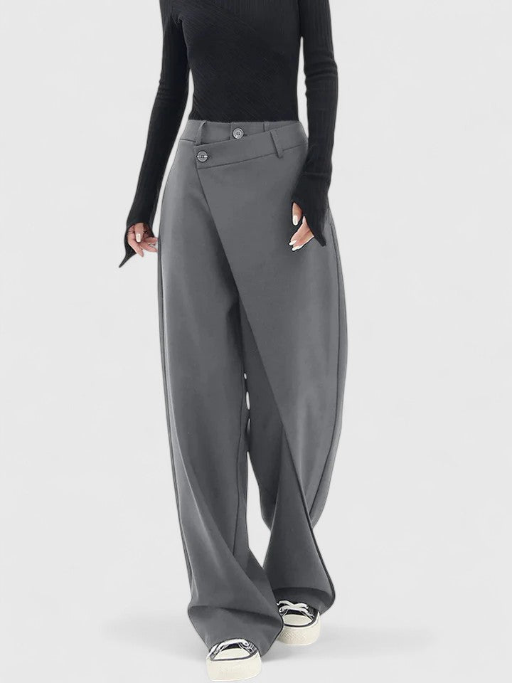Pantalones elegantes y ajustados Chrissie de Isabel y Miguel Madrid, en color neutro, con corte impecable y estilo sofisticado.