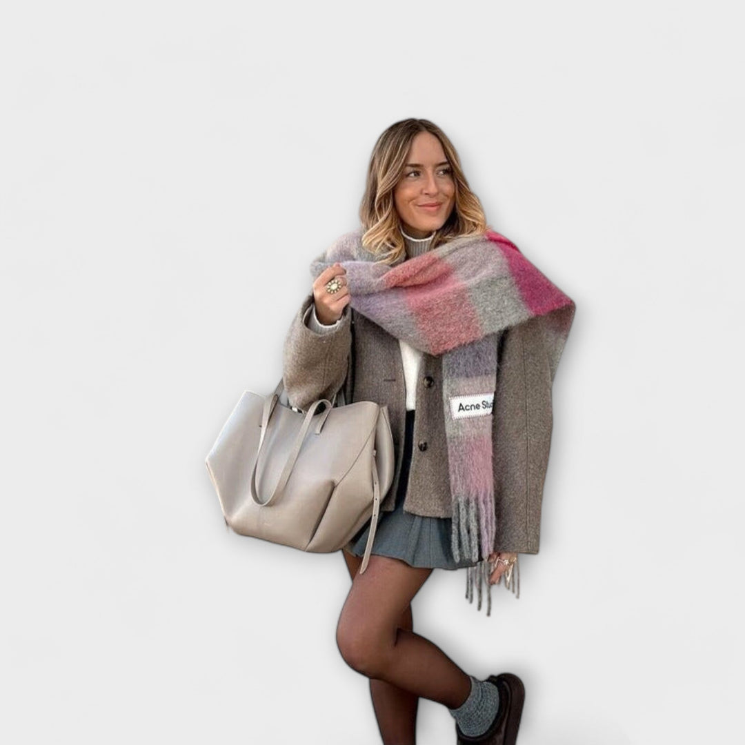 Isabel y Miguel Madrid Olivia vintage tote bag with leather handles and spacious interior, shown in a stylish, structured design.