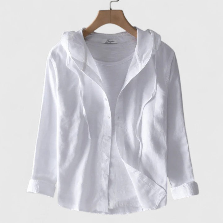 Isabel y Miguel Madrid Demi eleganter Blusa con capucha in breezy linen, shown at sunset with soft fabric details and relaxed fit.