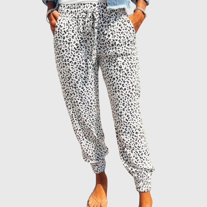 Pantalones Leo de pierna ancha de Isabel y Miguel Madrid, estilo cómodo y moderno con estampado de leopardo en color tendencia.