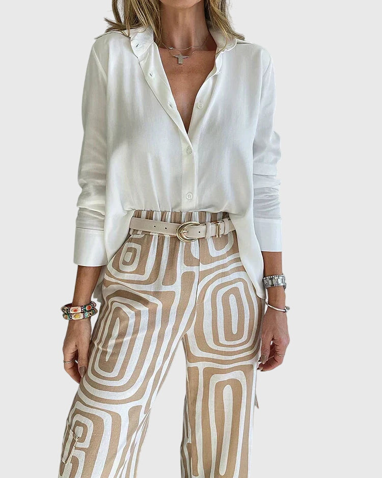 Conjunto elegante Emilia™ de Isabel y Miguel Madrid con pantalones, blusa y cinturón, en color neutro, vista de frente en la imagen.