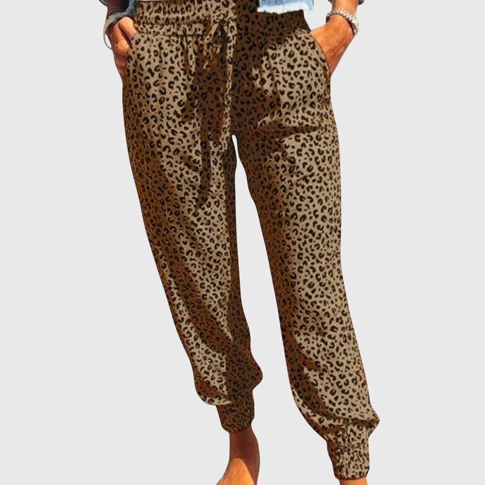 Pantalones Leo de pierna ancha de Isabel y Miguel Madrid en tela con estampado de leopardo, estilo cómodo y moderno.