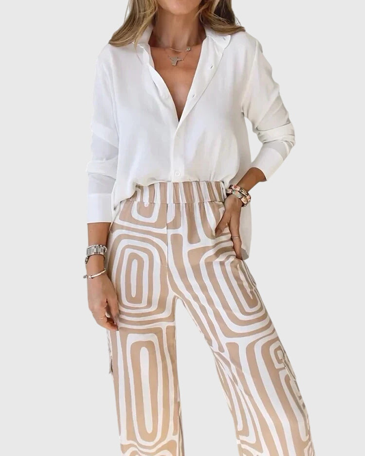 Conjunto elegante Emilia de Isabel y Miguel Madrid con pantalones, blusa y cinturón en tonos neutros, vista frontal.