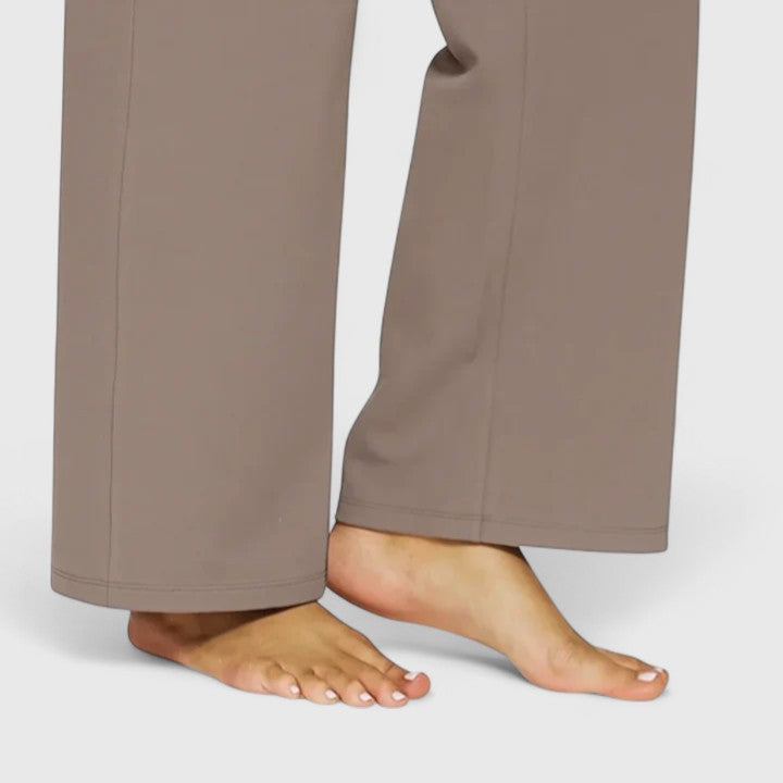 Pantalones elegantes Hilary de Isabel y Miguel Madrid, vista de la parte inferior en color neutro y corte ajustado.