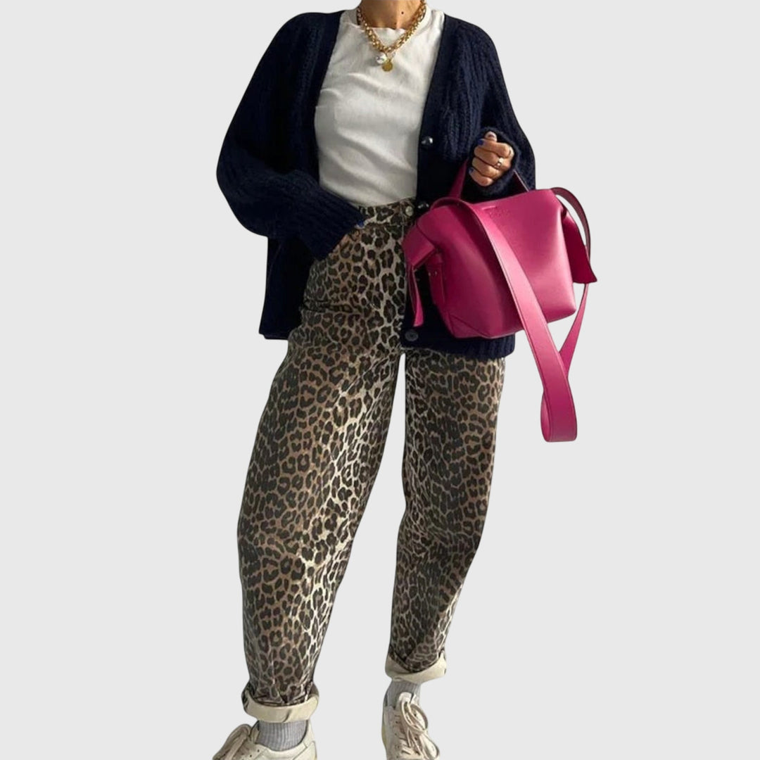 Jeans vintage Isabel y Miguel Madrid Chandra con diseño de leopardo, con detalles en estilo retro y corte clásico.