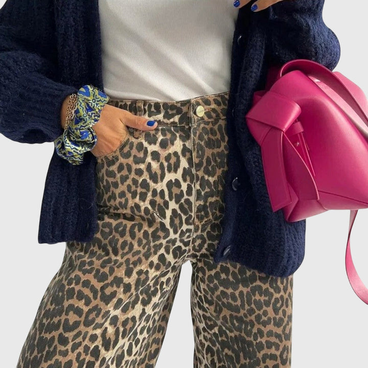 Jeans vintage Isabel y Miguel Madrid con diseño de leopardo, estilo retro y detalles en la tela en la imagen.