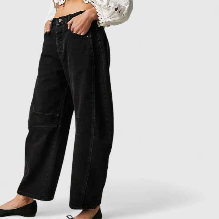 Pantalones amplios y cómodos de lluvia Isabel y Miguel Madrid, con diseño relajado y tela impermeable, vista frontal.