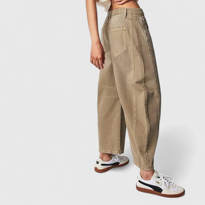 Pantalones amplios y cómodos de la marca Isabel y Miguel Madrid, ideales para un estilo relajado y elegante.