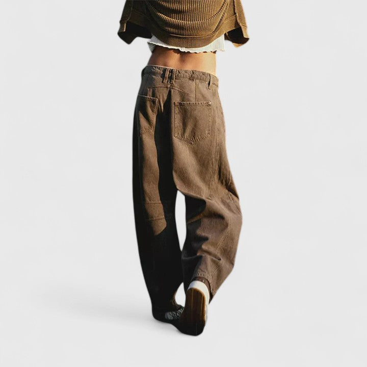 Pantalones amplios y cómodos de la marca Isabel y Miguel Madrid, ideales para un estilo relajado y confortable.