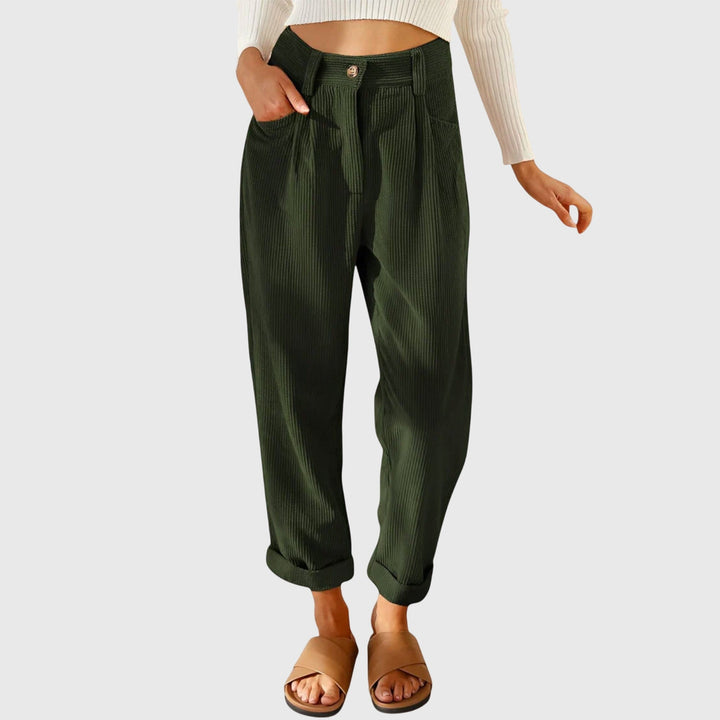 Pantalones de pana modernos Jana de Isabel y Miguel Madrid, con diseño elegante y cómodo en color neutro.