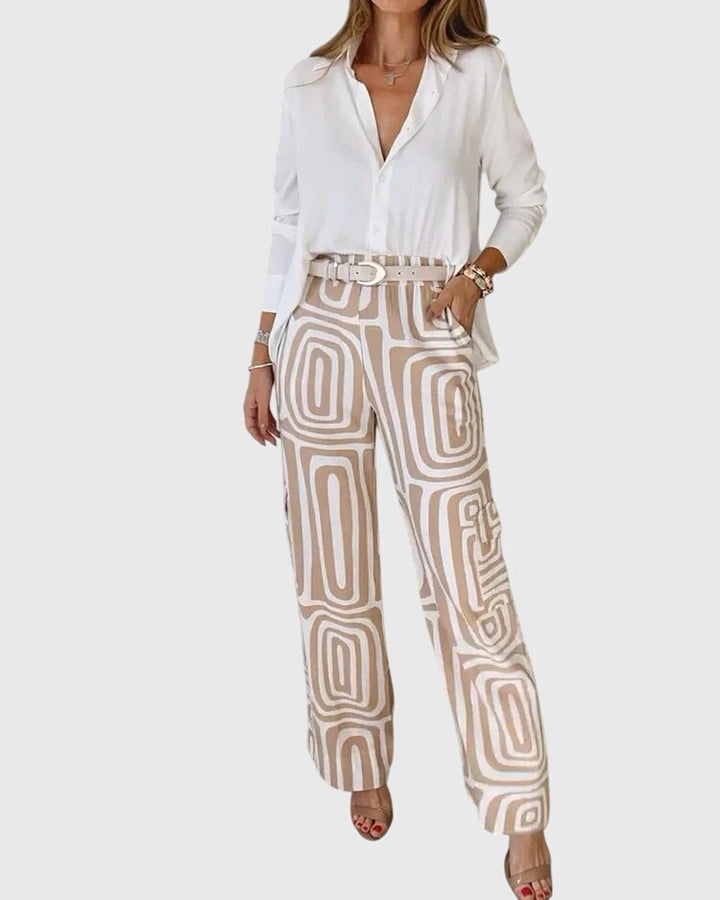 Conjunto elegante Emilia de Isabel y Miguel Madrid con pantalones, blusa y cinturón, en colores neutros y estilo sofisticado.