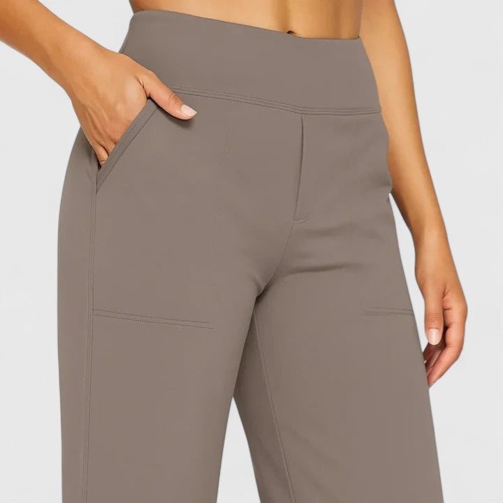 Pantalones elegantes Hilary de Isabel y Miguel Madrid, vista frontal y lateral, en color neutro y corte ajustado.