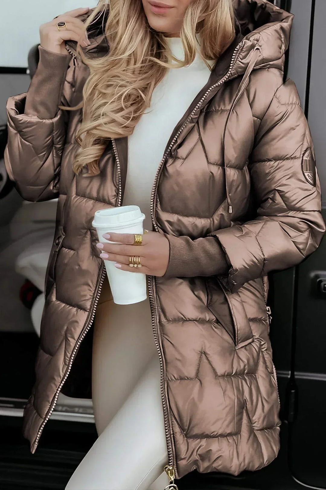 Nora - Abrigo Elegante de Invierno con Capucha y Acolchado - Carlos Hernández Madrid