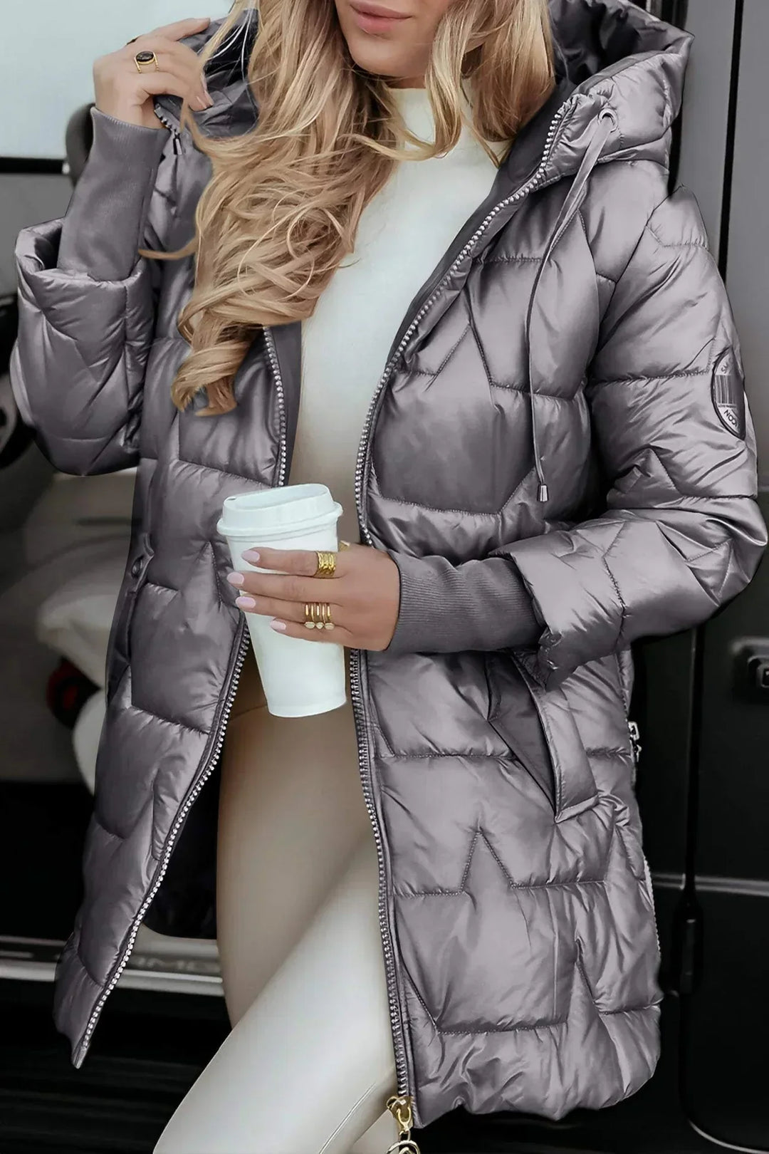 Nora - Abrigo Elegante de Invierno con Capucha y Acolchado - Carlos Hernández Madrid