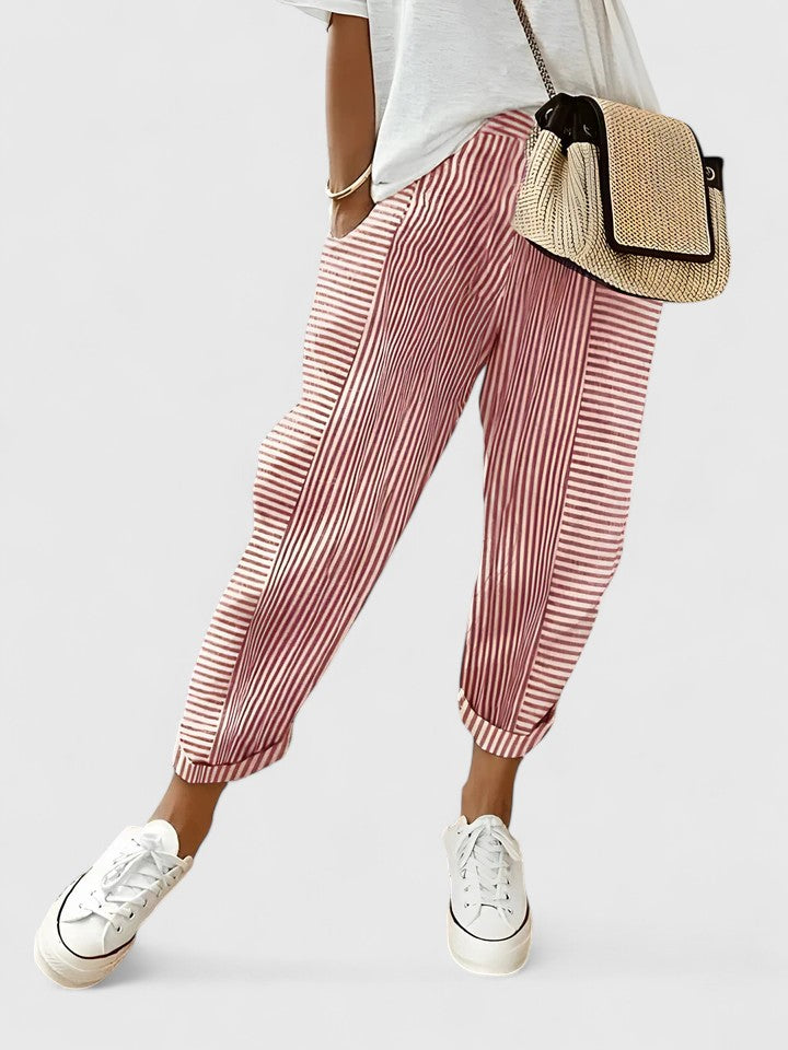 Pantalones cómodos de verano Elvira™ en color rojo para mujer, de la marca Isabel y Miguel Madrid, en un fondo blanco.