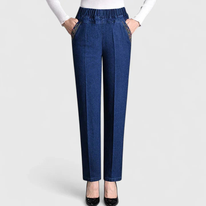 Pantalones cómodos de Isabel y Miguel Madrid en color neutro, con diseño relajado y tela suave, ideales para uso diario.