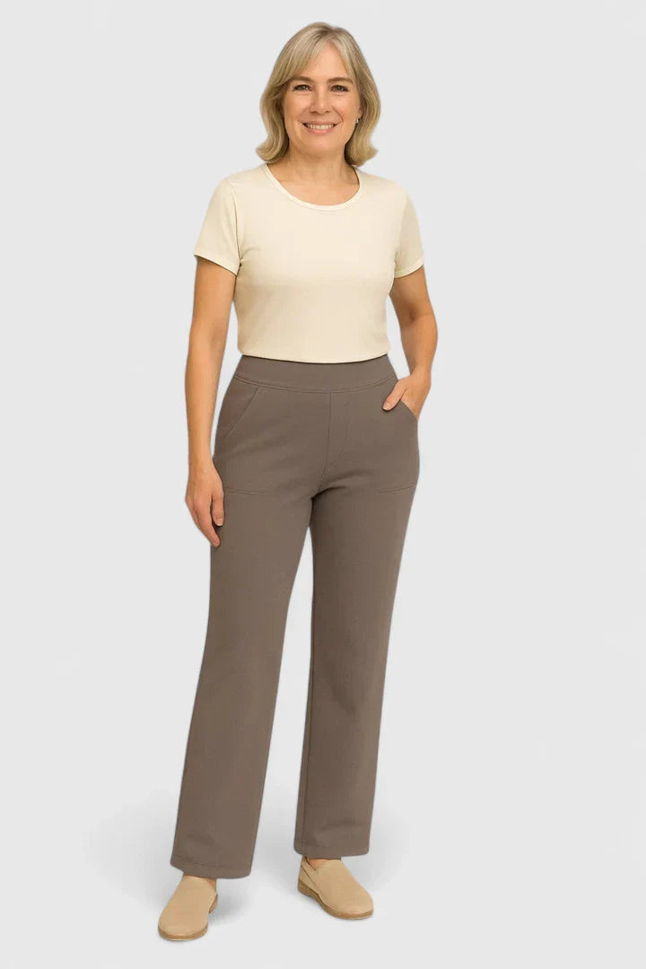 Mujer con pantalones confortables Jasmynne de Isabel y Miguel Madrid en fondo de estudio color taupe.