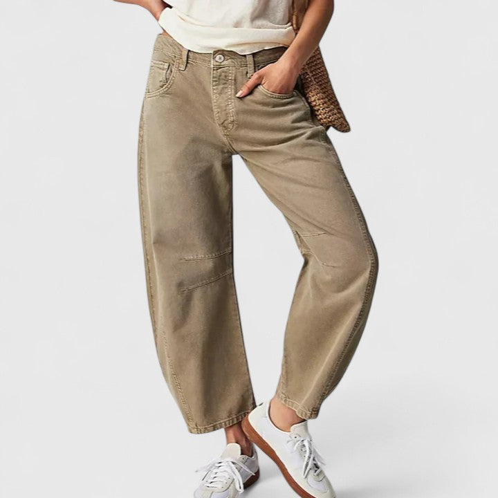 Pantalones amplios y cómodos de lluvia de Isabel y Miguel Madrid, en tela ligera y estilo relajado.
